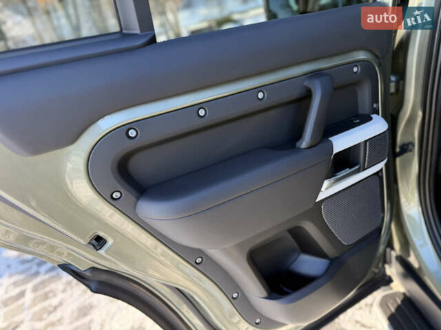 Зеленый Ленд Ровер Дефендер, объемом двигателя 3 л и пробегом 78 тыс. км за 68000 $, фото 36 на Automoto.ua