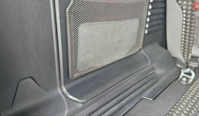 Зеленый Ленд Ровер Дефендер, объемом двигателя 3 л и пробегом 105 тыс. км за 65500 $, фото 32 на Automoto.ua