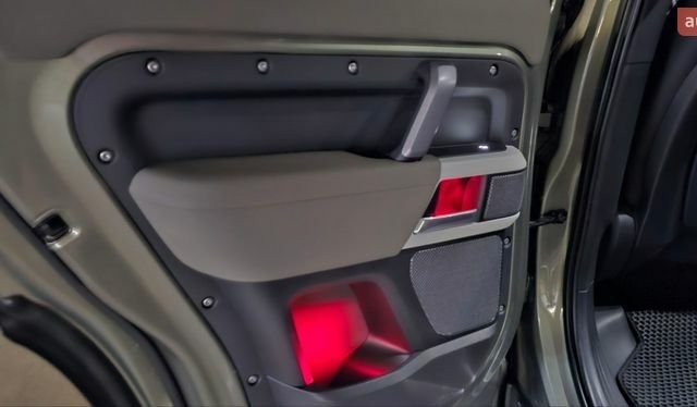 Зеленый Ленд Ровер Дефендер, объемом двигателя 3 л и пробегом 105 тыс. км за 65500 $, фото 72 на Automoto.ua