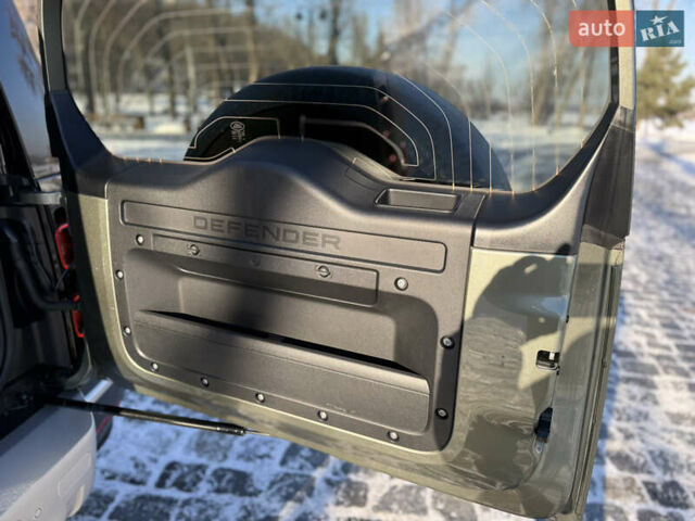 Зеленый Ленд Ровер Дефендер, объемом двигателя 3 л и пробегом 78 тыс. км за 68000 $, фото 35 на Automoto.ua