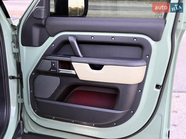 Зелений Ленд Ровер Дефендер, об'ємом двигуна 3 л та пробігом 30 тис. км за 119000 $, фото 25 на Automoto.ua