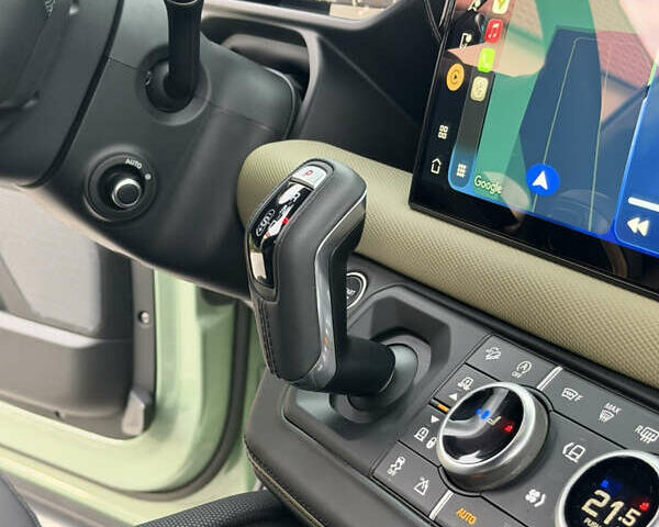 Зеленый Ленд Ровер Дефендер, объемом двигателя 3 л и пробегом 30 тыс. км за 124000 $, фото 22 на Automoto.ua