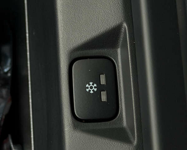 Зеленый Ленд Ровер Дефендер, объемом двигателя 3 л и пробегом 30 тыс. км за 124000 $, фото 23 на Automoto.ua