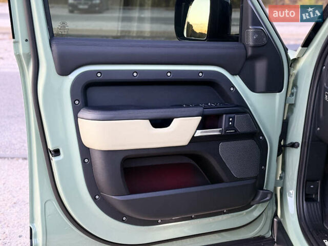 Зелений Ленд Ровер Дефендер, об'ємом двигуна 3 л та пробігом 30 тис. км за 119000 $, фото 15 на Automoto.ua