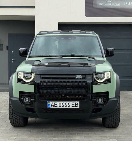 Зеленый Ленд Ровер Дефендер, объемом двигателя 3 л и пробегом 30 тыс. км за 124000 $, фото 1 на Automoto.ua