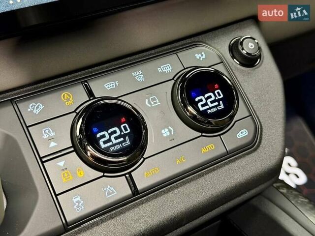 Зелений Ленд Ровер Дефендер, об'ємом двигуна 4.39 л та пробігом 3 тис. км за 255000 $, фото 70 на Automoto.ua