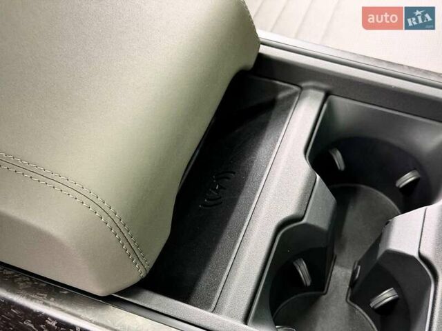 Зелений Ленд Ровер Дефендер, об'ємом двигуна 4.39 л та пробігом 3 тис. км за 255000 $, фото 47 на Automoto.ua