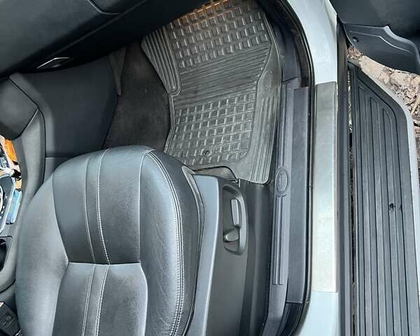 Белый Ленд Ровер Дискавери, объемом двигателя 2.99 л и пробегом 230 тыс. км за 14500 $, фото 2 на Automoto.ua