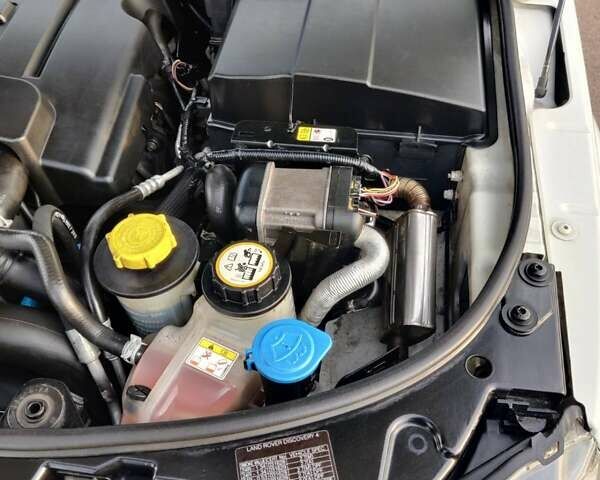 Білий Ленд Ровер Діскавері, об'ємом двигуна 3 л та пробігом 316 тис. км за 14800 $, фото 29 на Automoto.ua