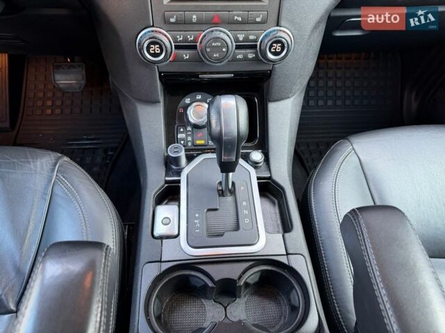 Белый Ленд Ровер Дискавери, объемом двигателя 3 л и пробегом 320 тыс. км за 13450 $, фото 60 на Automoto.ua