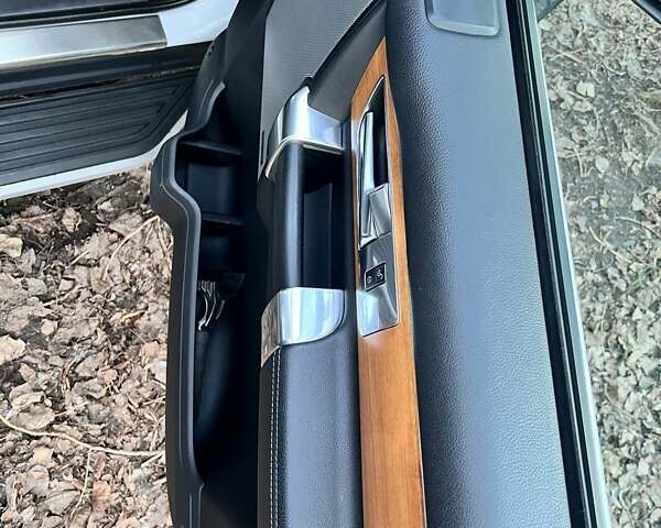 Белый Ленд Ровер Дискавери, объемом двигателя 2.99 л и пробегом 230 тыс. км за 14500 $, фото 1 на Automoto.ua