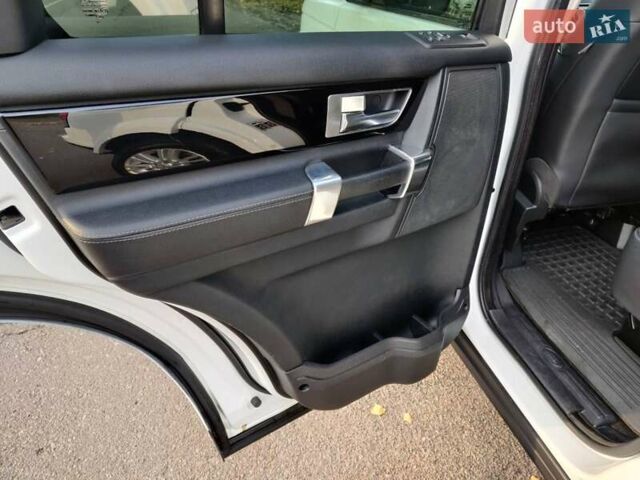 Білий Ленд Ровер Діскавері, об'ємом двигуна 3 л та пробігом 316 тис. км за 14800 $, фото 26 на Automoto.ua