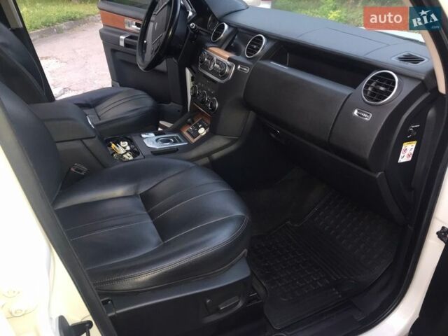 Білий Ленд Ровер Діскавері, об'ємом двигуна 2.99 л та пробігом 168 тис. км за 20800 $, фото 12 на Automoto.ua