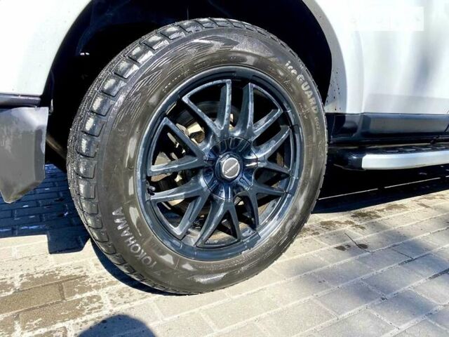 Белый Ленд Ровер Дискавери, объемом двигателя 2.99 л и пробегом 184 тыс. км за 16499 $, фото 7 на Automoto.ua