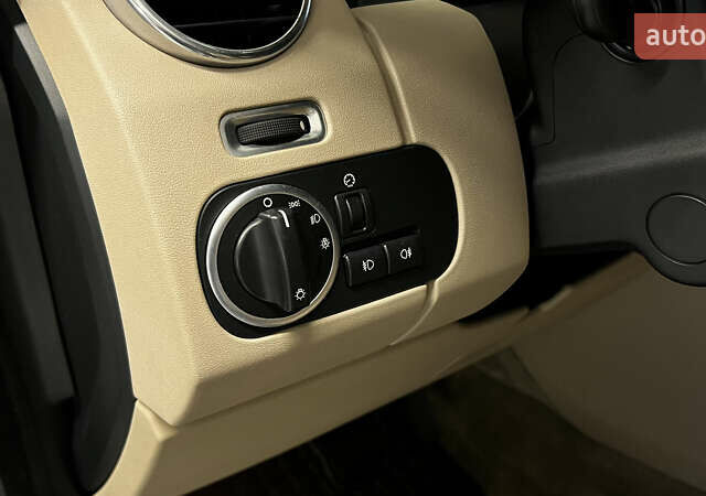 Білий Ленд Ровер Діскавері, об'ємом двигуна 3 л та пробігом 173 тис. км за 22950 $, фото 17 на Automoto.ua