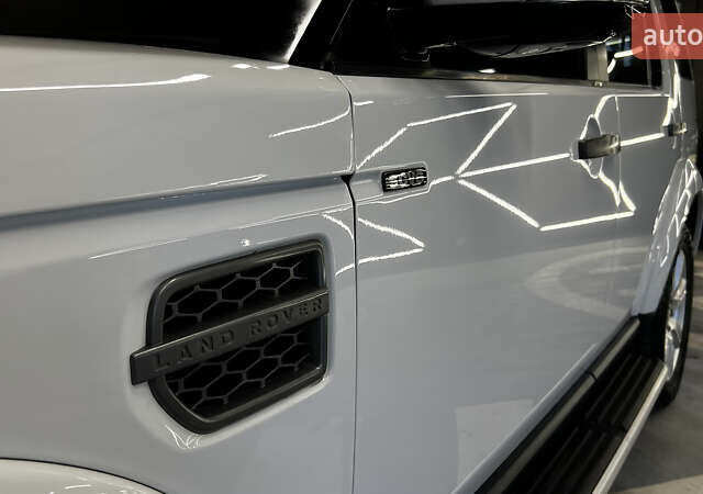 Білий Ленд Ровер Діскавері, об'ємом двигуна 3 л та пробігом 173 тис. км за 22950 $, фото 20 на Automoto.ua