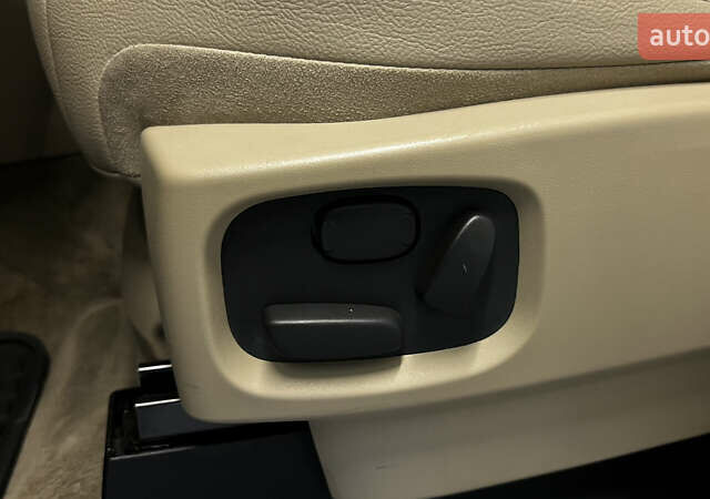 Білий Ленд Ровер Діскавері, об'ємом двигуна 3 л та пробігом 173 тис. км за 22950 $, фото 18 на Automoto.ua