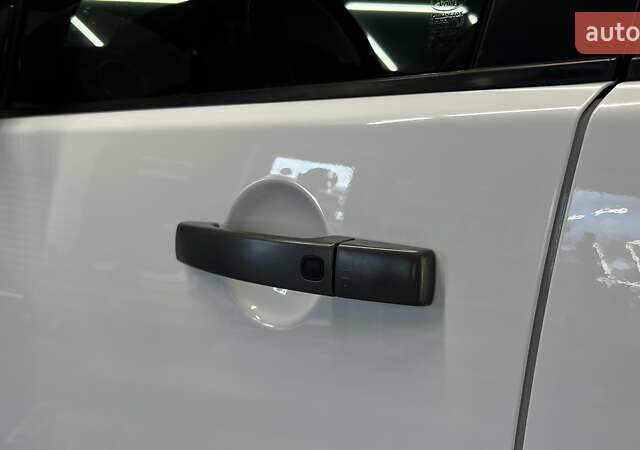 Білий Ленд Ровер Діскавері, об'ємом двигуна 3 л та пробігом 173 тис. км за 22950 $, фото 19 на Automoto.ua