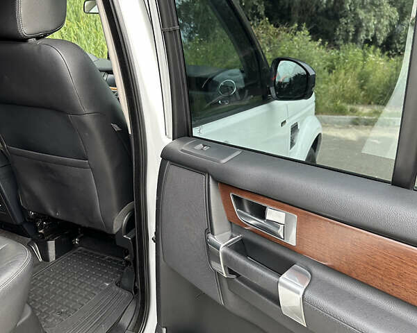 Білий Ленд Ровер Діскавері, об'ємом двигуна 3 л та пробігом 176 тис. км за 24900 $, фото 15 на Automoto.ua