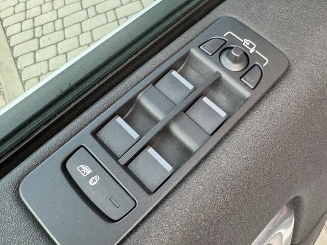 Белый Ленд Ровер Дискавери, объемом двигателя 2 л и пробегом 145 тыс. км за 18800 $, фото 14 на Automoto.ua