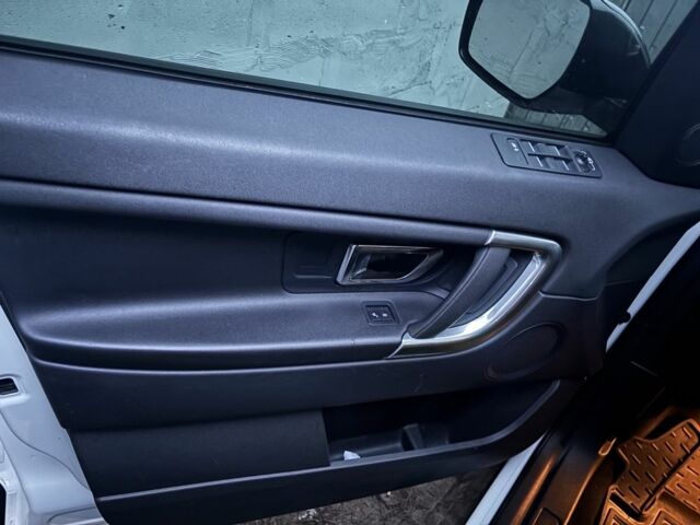 Белый Ленд Ровер Дискавери, объемом двигателя 2 л и пробегом 100 тыс. км за 18000 $, фото 3 на Automoto.ua