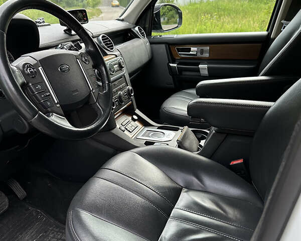 Білий Ленд Ровер Діскавері, об'ємом двигуна 3 л та пробігом 176 тис. км за 24900 $, фото 13 на Automoto.ua