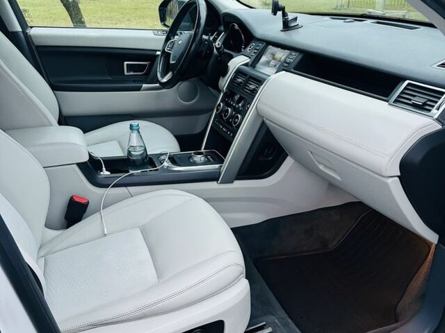 Білий Ленд Ровер Діскавері, об'ємом двигуна 2.2 л та пробігом 186 тис. км за 17200 $, фото 13 на Automoto.ua