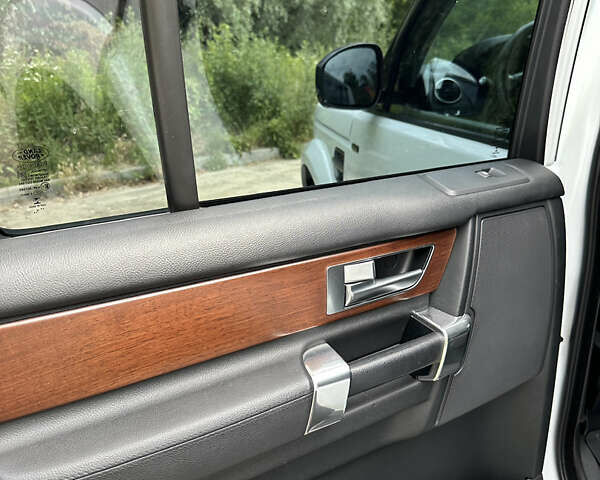 Білий Ленд Ровер Діскавері, об'ємом двигуна 3 л та пробігом 176 тис. км за 24900 $, фото 20 на Automoto.ua