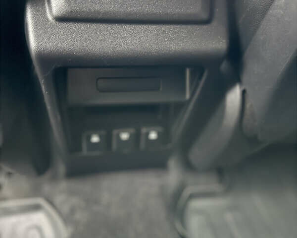 Білий Ленд Ровер Діскавері, об'ємом двигуна 2 л та пробігом 104 тис. км за 19999 $, фото 12 на Automoto.ua