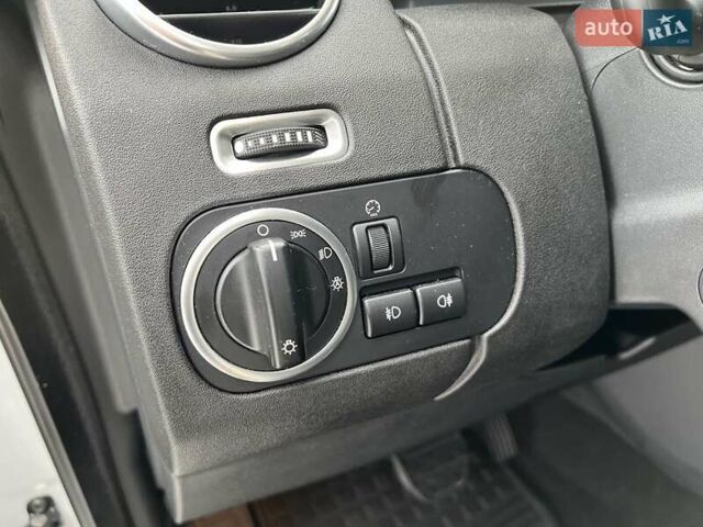 Белый Ленд Ровер Дискавери, объемом двигателя 2.99 л и пробегом 148 тыс. км за 23500 $, фото 15 на Automoto.ua