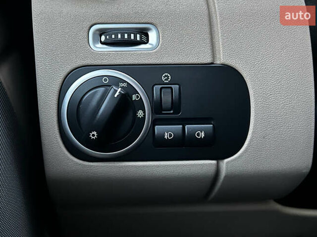 Белый Ленд Ровер Дискавери, объемом двигателя 2.99 л и пробегом 170 тыс. км за 21900 $, фото 17 на Automoto.ua