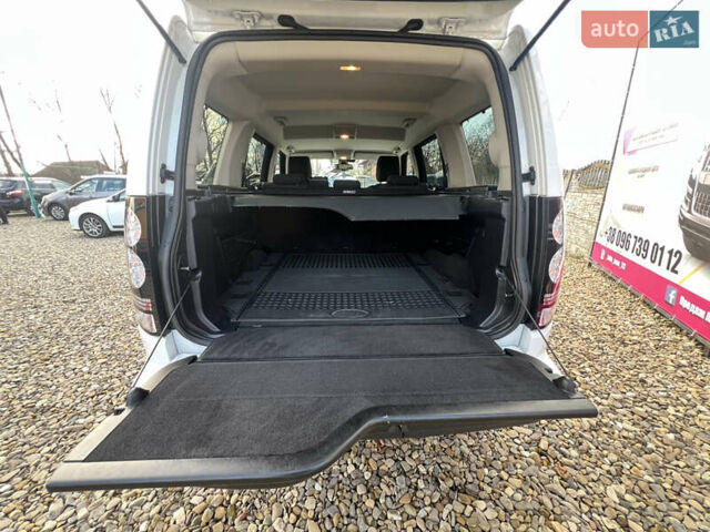 Білий Ленд Ровер Діскавері, об'ємом двигуна 2.99 л та пробігом 140 тис. км за 23999 $, фото 37 на Automoto.ua