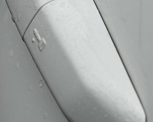 Білий Ленд Ровер Діскавері, об'ємом двигуна 2 л та пробігом 104 тис. км за 19999 $, фото 16 на Automoto.ua