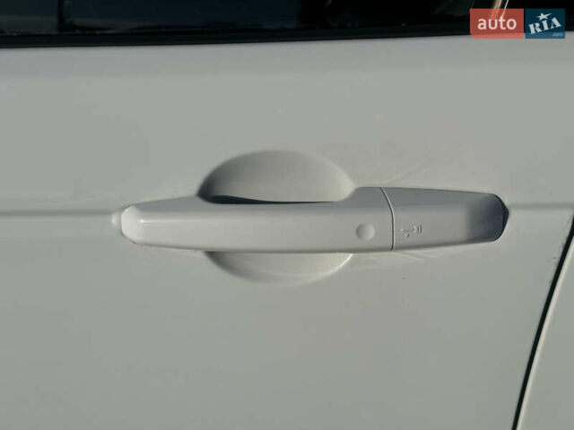 Белый Ленд Ровер Дискавери, объемом двигателя 2 л и пробегом 131 тыс. км за 15500 $, фото 13 на Automoto.ua