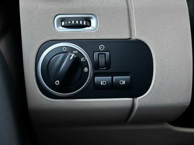 Білий Ленд Ровер Діскавері, об'ємом двигуна 3 л та пробігом 170 тис. км за 21900 $, фото 17 на Automoto.ua