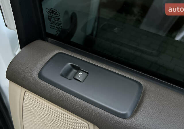 Белый Ленд Ровер Дискавери, объемом двигателя 2.99 л и пробегом 170 тыс. км за 24000 $, фото 37 на Automoto.ua