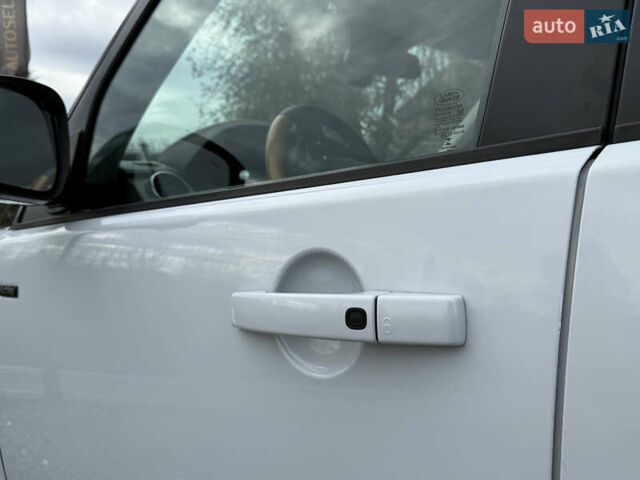 Белый Ленд Ровер Дискавери, объемом двигателя 3 л и пробегом 180 тыс. км за 19850 $, фото 38 на Automoto.ua