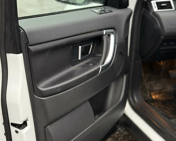 Білий Ленд Ровер Діскавері, об'ємом двигуна 2 л та пробігом 104 тис. км за 19999 $, фото 8 на Automoto.ua