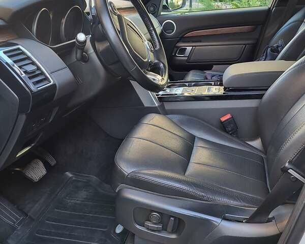 Ленд Ровер Дискавери 2017 в Софіївська Борщагівка на Automoto.ua Белый Ленд Ровер Дискавери, объемом двигателя 3 л и пробегом 171 тыс. км за 31400 $, фото 2 на Automoto.ua