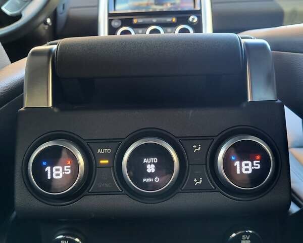 Ленд Ровер Дискавери 2017 в Софіївська Борщагівка на Automoto.ua Белый Ленд Ровер Дискавери, объемом двигателя 3 л и пробегом 171 тыс. км за 31400 $, фото 24 на Automoto.ua