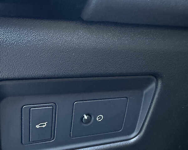 Білий Ленд Ровер Діскавері, об'ємом двигуна 3 л та пробігом 235 тис. км за 23950 $, фото 25 на Automoto.ua