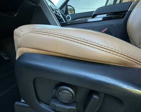 Білий Ленд Ровер Діскавері, об'ємом двигуна 3 л та пробігом 235 тис. км за 23950 $, фото 23 на Automoto.ua