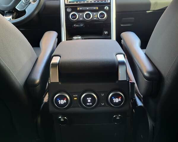 Ленд Ровер Дискавери 2017 в Софіївська Борщагівка на Automoto.ua Белый Ленд Ровер Дискавери, объемом двигателя 3 л и пробегом 171 тыс. км за 31400 $, фото 22 на Automoto.ua