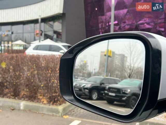 Білий Ленд Ровер Діскавері, об'ємом двигуна 3 л та пробігом 170 тис. км за 29990 $, фото 9 на Automoto.ua