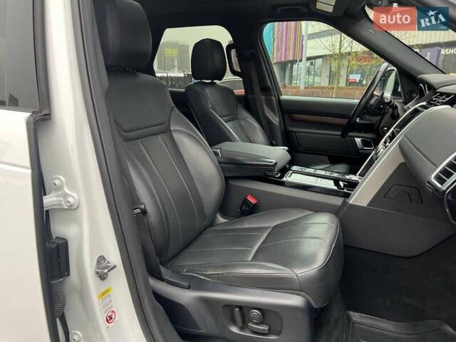 Білий Ленд Ровер Діскавері, об'ємом двигуна 3 л та пробігом 170 тис. км за 29990 $, фото 17 на Automoto.ua