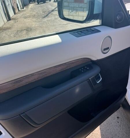 Білий Ленд Ровер Діскавері, об'ємом двигуна 3 л та пробігом 152 тис. км за 28300 $, фото 17 на Automoto.ua