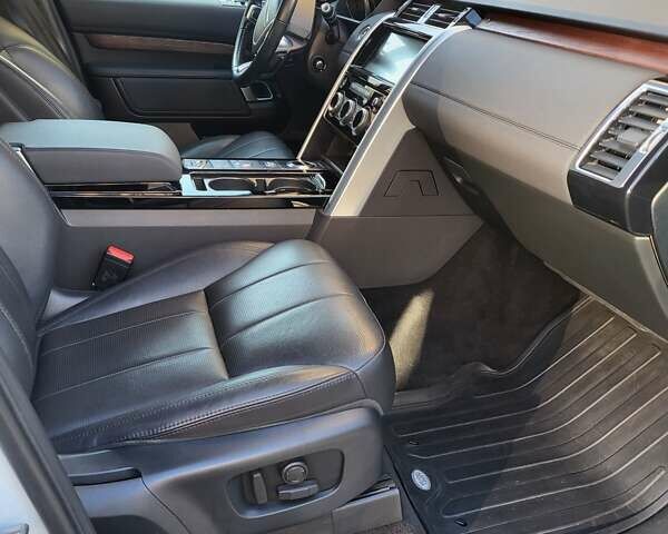 Ленд Ровер Дискавери 2017 в Софіївська Борщагівка на Automoto.ua Белый Ленд Ровер Дискавери, объемом двигателя 3 л и пробегом 171 тыс. км за 31400 $, фото 19 на Automoto.ua