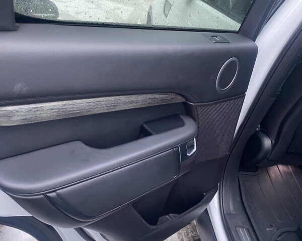 Белый Ленд Ровер Дискавери, объемом двигателя 2.99 л и пробегом 119 тыс. км за 33200 $, фото 8 на Automoto.ua