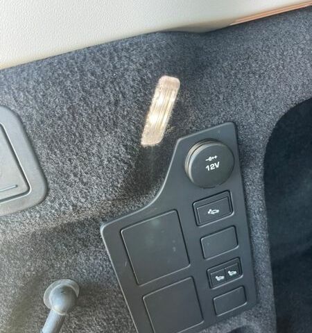 Білий Ленд Ровер Діскавері, об'ємом двигуна 3 л та пробігом 152 тис. км за 28300 $, фото 35 на Automoto.ua