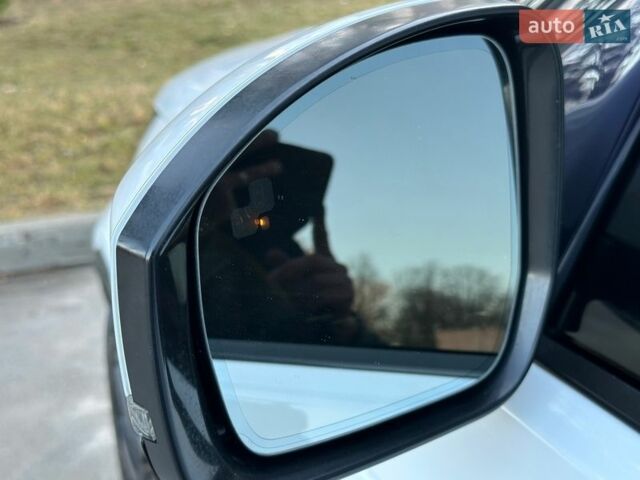 Білий Ленд Ровер Діскавері, об'ємом двигуна 2.99 л та пробігом 142 тис. км за 32500 $, фото 58 на Automoto.ua
